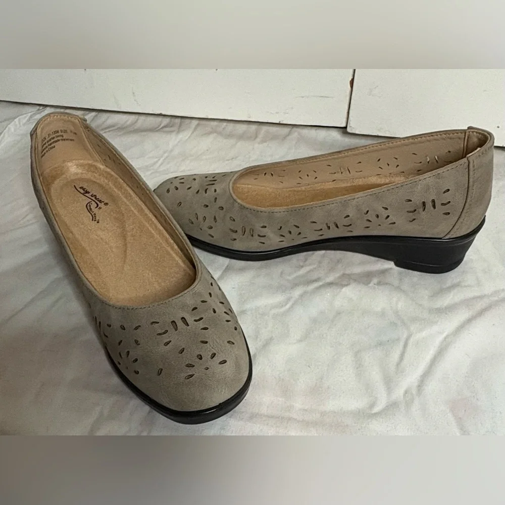 NWOT Womens Easy Street Quentin Wedge Pumps Tan Size 7.5M